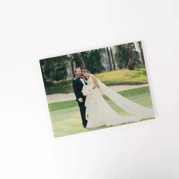 El photobook de pasta dura de Printaton es el regalo perfecto para conservar los recuerdos más importantes de cualquier evento. Personalízalo con tus fotos favoritas y elige entre diferentes diseños y acabados. Su pasta dura brinda mayor durabilidad y elegancia, ideal para bodas, cumpleaños, viajes o cualquier ocasión especial.