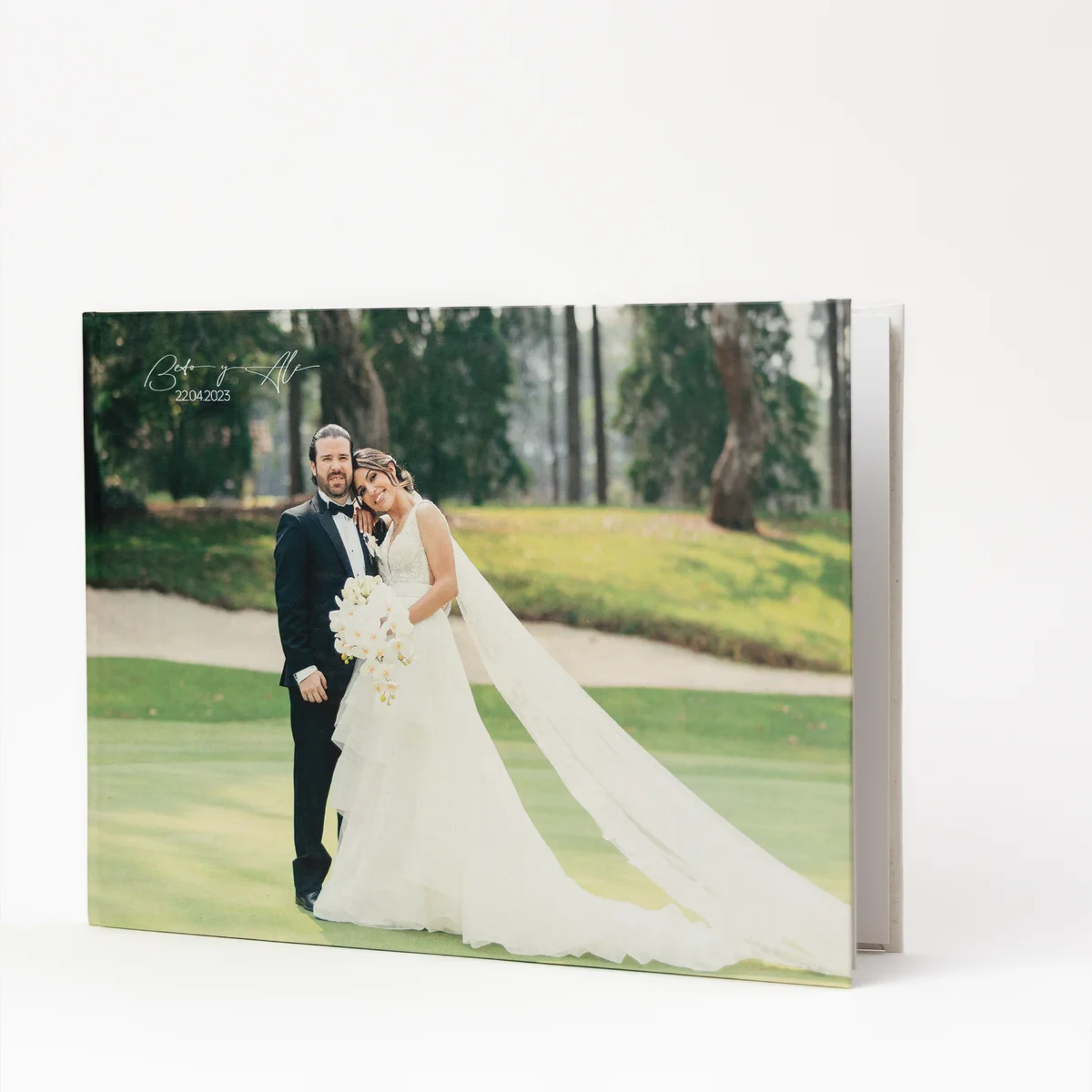 El photobook de pasta dura de Printaton es el regalo perfecto para conservar los recuerdos más importantes de cualquier evento. Personalízalo con tus fotos favoritas y elige entre diferentes diseños y acabados. Su pasta dura brinda mayor durabilidad y elegancia, ideal para bodas, cumpleaños, viajes o cualquier ocasión especial.