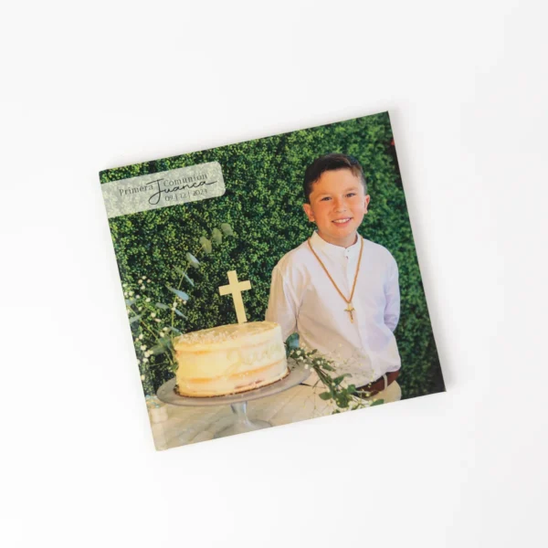 El photobook cuadrado de Printaton es perfecto para capturar y conservar tus recuerdos más especiales en un formato moderno y elegante. Personalízalo con tus fotos favoritas y diseños únicos para cualquier tipo de evento: bodas, cumpleaños, viajes, bautizos o aniversarios. Su forma cuadrada y acabados de alta calidad lo convierten en una opción versátil, duradera y con estilo.