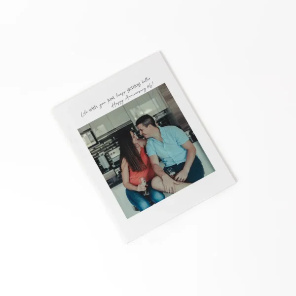 El photobook mini de pasta suave de Printaton es una forma moderna y compacta de conservar tus recuerdos. Personalízalo con tus fotos favoritas y diseños únicos para cualquier tipo de evento: bodas, cumpleaños, viajes, bautizos o aniversarios. Su pasta suave ofrece un acabado delicado y elegante, ideal para regalar o coleccionar momentos especiale.