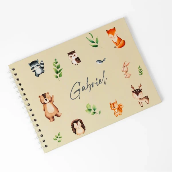 El BabyBook Animales del Bosque de Printaton es un hermoso álbum para documentar la historia del nacimiento y el crecimiento de tu bebé. Su encantadora portada con animales del bosque y colores suaves lo hace perfecto para cualquier estilo. Es 100 % personalizable: puedes agregar el nombre del bebé y crear un recuerdo único lleno de ternura y detalles especiales. Ideal para conservar los momentos más importantes desde el embarazo hasta los primeros años.