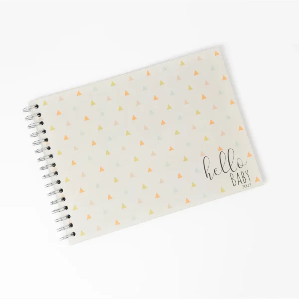 El BabyBook Triángulos Naranja y Verde de Printaton es el álbum perfecto para documentar la historia del nacimiento y el crecimiento de tu bebé. Su diseño moderno en tonos suaves de naranja y verde combina ternura y estilo, ideal tanto para niño como para niña. Incluye secciones para registrar cada momento especial —desde el embarazo hasta los primeros años— y puede personalizarse con el nombre del bebé y detalles únicos. Un recuerdo inolvidable hecho con amor.