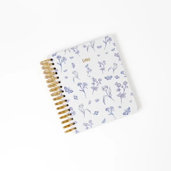uaderno personalizado foil dorado, libreta flores azules, cuaderno espiral dorado, cuaderno hojas de puntos, libreta con mariposas, papelería de lujo, regalo personalizado dani, cuaderno acuarela azul