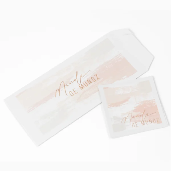 sobre tarjeta rosa, invitaciones oro rosa, papeleria blush, kit romántico, sobres laminado mate, tarjetas foil rosa, diseño pinceladas suave, tarjeteria elegante, papeleria femenina