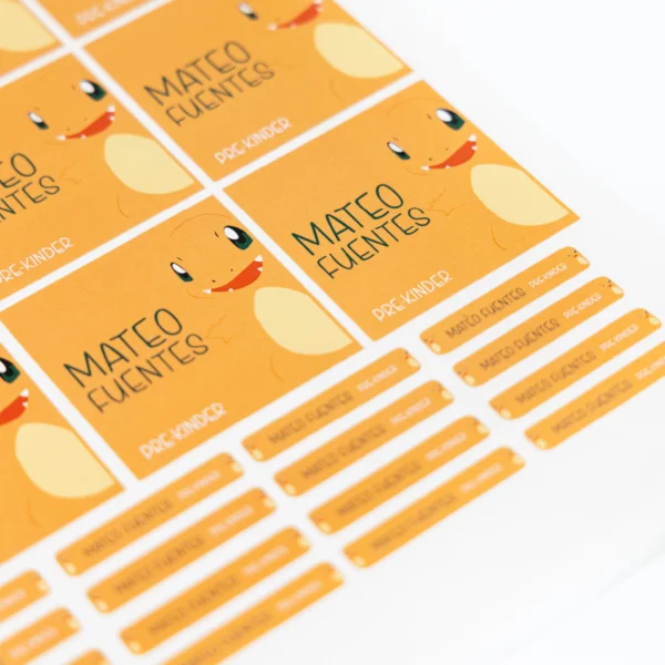 stickers escolares charmander, etiquetas nombre pokémon, kit escolar naranja, stickers personaje de fuego, etiquetas personalizadas colegio, stickers para niños, kit escolar mateo, adhesivos para útiles pokémon