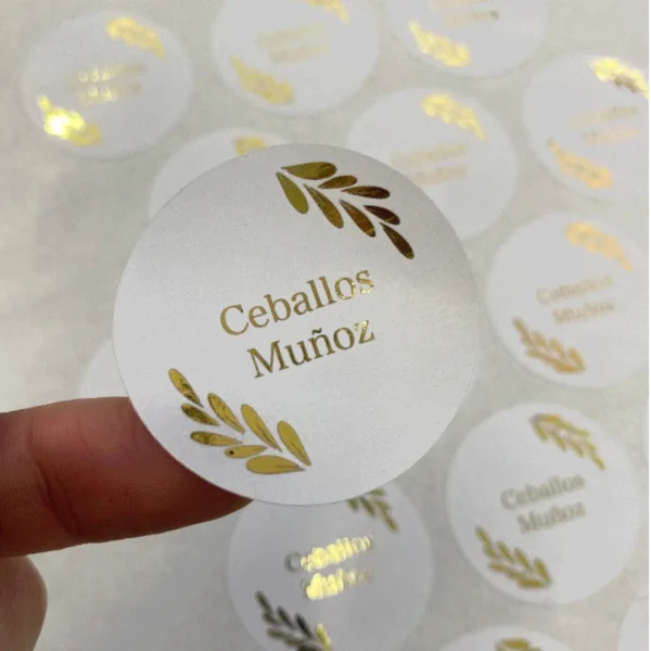 stickers con foil dorado, etiquetas personalizadas foil, stickers elegantes, etiquetas con brillo, stickers premium personalizados
