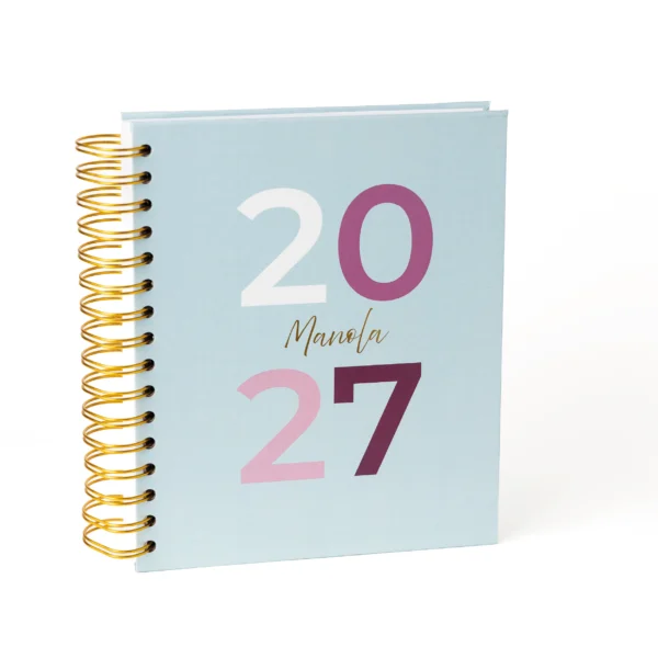 Agenda 2027 en color celeste con tipografía "2027" en bloques multicolor y nombre personalizado en tono dorado.