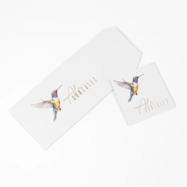 obre tarjeta colibrí, invitaciones acuarela, papeleria aves, kit vibrante, sobres foil dorado, tarjetas coloridas, diseño colibrí, papeleria naturaleza, evento alegre