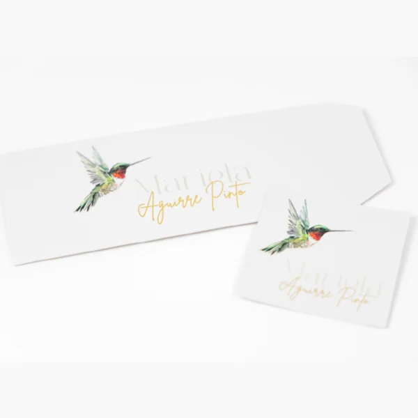 sobre tarjeta colibrí elegante, invitaciones minimalistas, papeleria colibrí, kit boda colibrí, sobres foil dorado, tarjetas caligrafía, diseño colibrí acuarela, papeleria formal, sobre blanco