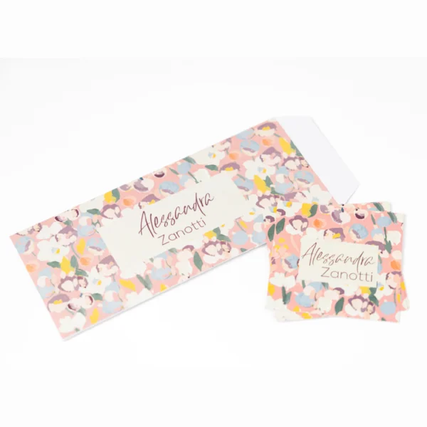 sobre tarjeta floral, invitaciones estampado flores, papeleria opalina, kit cumpleaños niña, sobres sin foil, tarjetas acuarela color, diseño floral abstracto, papeleria economica, kit casual