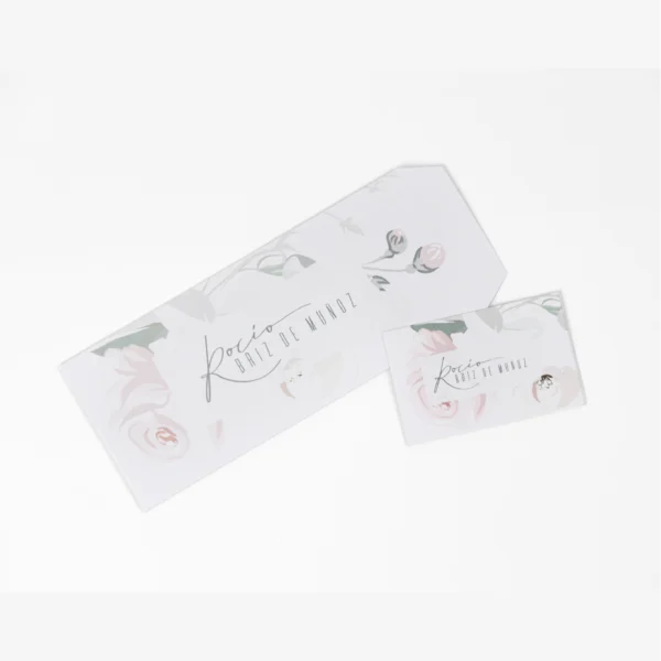 sobre tarjeta rosas acuarela, invitaciones floral plateado, papeleria rosa pálido, kit bautizo elegante, sobres foil plata, tarjetas follaje, diseño delicado, papeleria boda fresca, rosas suaves