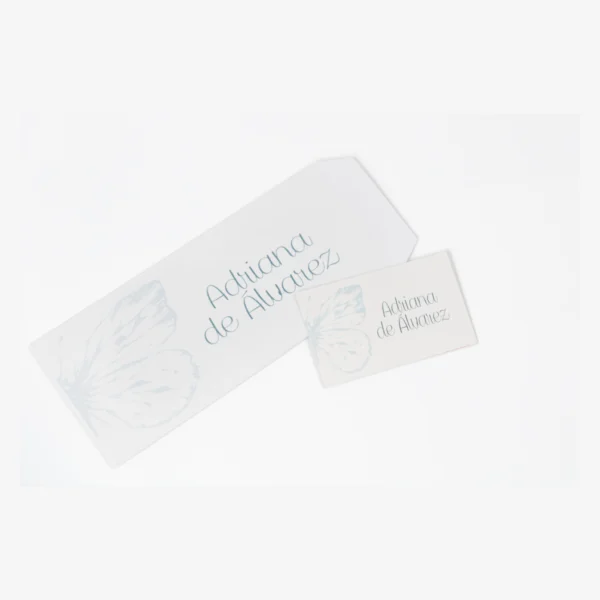 sobre tarjeta mariposa, invitaciones minimalistas, papeleria azul claro, kit bautizo, sobres sin foil, tarjetas diseño sutil, papeleria mariposa, kit comunión, diseño etéreo