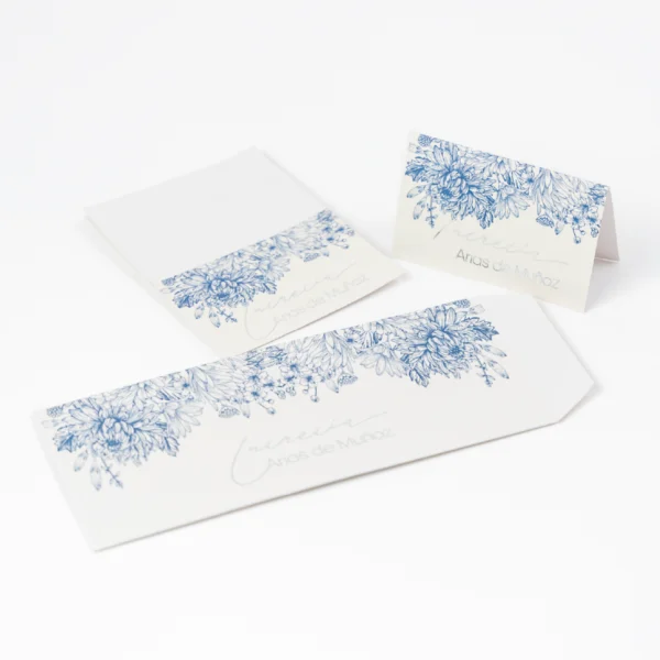 it papeleria crisantemos, sobres foil plateado, tarjetas doble simple, invitaciones azul clásico, papeleria floral lineal, tarjetas díptico mate, boda clásica azul, foil plata elegante, diseño sketch