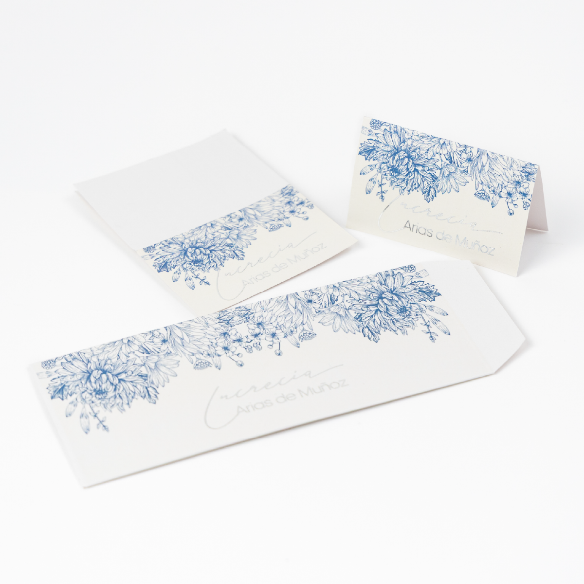 it papeleria crisantemos, sobres foil plateado, tarjetas doble simple, invitaciones azul clásico, papeleria floral lineal, tarjetas díptico mate, boda clásica azul, foil plata elegante, diseño sketch