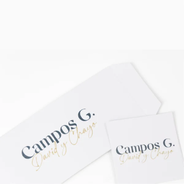 sobre tarjeta lino foil, invitaciones contraste tipográfico, papeleria lino dorado, kit boda apellido, sobres textura lujo, tarjetas foil dorado caligrafía, papeleria formal moderno, lino y dorado